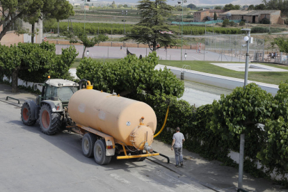 Agua de las piscinas municipales para regar campos agrícolas  -  Muchos ayuntamientos destinan el agua de las piscinas municipales al riego de fincas agrícolas como es el caso de Puigverd de Lleida que lleva vaciándolas desde el miércoles y fin ...