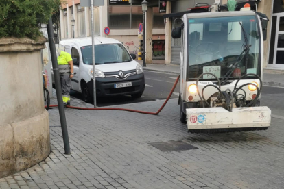 Ipcena va difondre aquesta imatge d’un vehicle d’Ilnet carregant aigua de la xarxa de boca.