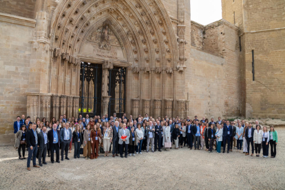 Foto de familia de los participantes en la jornada celebrada en la Seu Vella, organizada por Sant Joan de Déu Terres de Lleida.