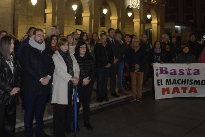 Vecinos concentrados en Avilés en repulsa contra el crimen.