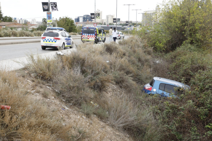 Aparatosa salida de vía de un turismo en el puente de Pardinyes