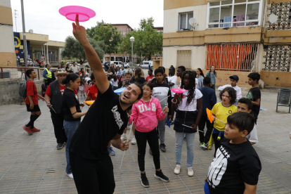 El pasacalles inaugural ‘Drago’ fue la propuesta más multitudinaria de la jornada de ayer.