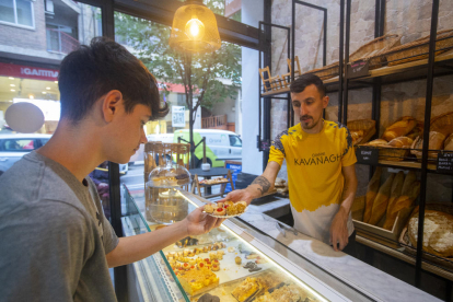 Un cliente comprando ‘panellets’ en la panadería Central Pa de Lleida. 