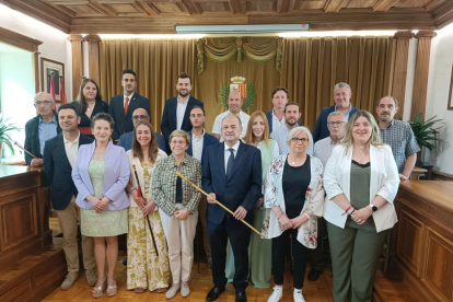 Serrano, con la vara de alcalde, junto a los otros doce ediles y los siete presidentes de las EMD de Vielha. 