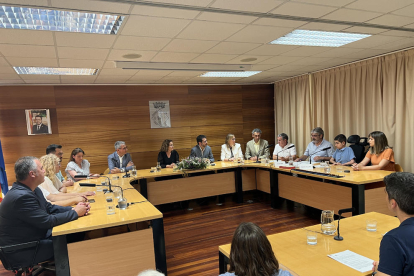 Romero, al centre de la taula, durant el ple de constitució de l’ajuntament.