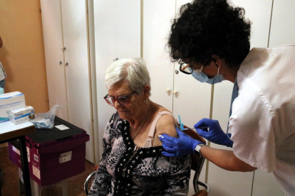 Una infermera vacuna de la covid a una usuària de la residència Bon Lloc de Lleida

Data de publicació: dilluns 26 de setembre del 2022, 14:07

Localització: Lleida

Autor: Salvador Miret