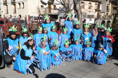 Alumnes de l'escola Montseny de Pallars van exhibir els seus vestits pels carrers de Rialp.