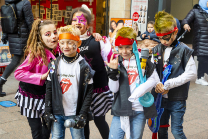 Estudiants del col·legi Sagrada Família van protagonitzar una rua.