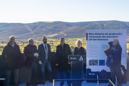 Fernàndez, tercer per l’esquerra, ahir al planetari del Parc Astronòmic del Montsec.