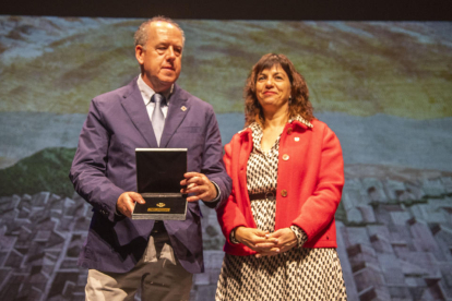 La alcaldesa, Alba Pijuan, entregó ayer al pintor la décima Medalla d’Or de Tàrrega en el Teatre Ateneu.