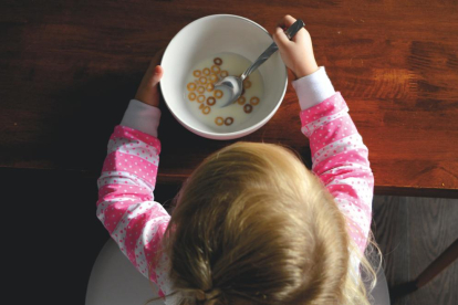 Un niño desayunando.