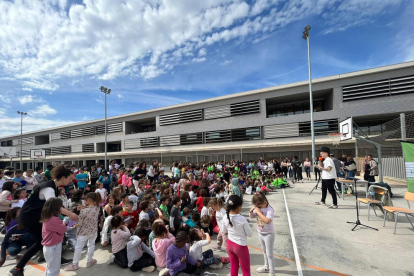 Centenares de alumnos compartieron la hora del comedor con el cantante Edu Esteve, que respondió a todas sus preguntas.