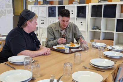 Centenares de alumnos compartieron la hora del comedor con el cantante Edu Esteve, que respondió a todas sus preguntas.