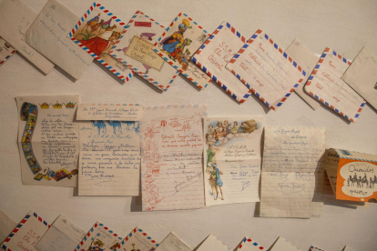 Antiguas cartas. La muestra expone cartas enviadas entre 1959 y 1980, la gran mayoría escritas en castellano.  