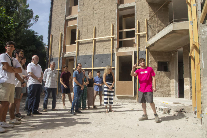 Un dels estudiants explicant ahir als assistents les obres dutes a terme a l’edifici.