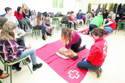 Imagen de archivo de una sesión sobre reanimación y primeros auxilios impartida por Cruz Roja a estudiantes.