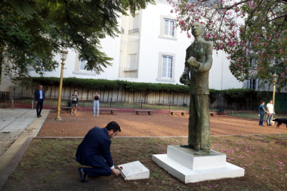 Aragonès haciendo una ofrenda a la estatua de Companys. 