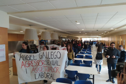 Alumnas de la UAB protestando ayer contra el profesor suspendido.