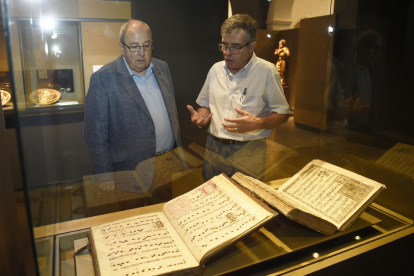 Antoni Gelonch i Josep Giralt, davant dels còdexs del Museu.