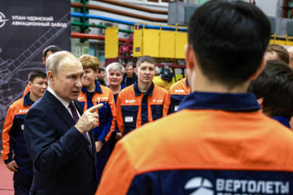 El president rus, Vladímir Putin, en una visita dimarts en una fàbrica d’aviació russa a Ulan-Udé.