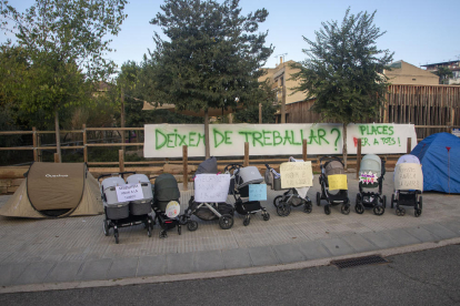 Ocho familias llevaron carteles en los carritos de bebé para protestar de 7 a 9.30 h. ante el centro.