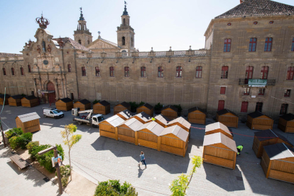 El montaje del recinto ferial en el entorno de la Universitat.