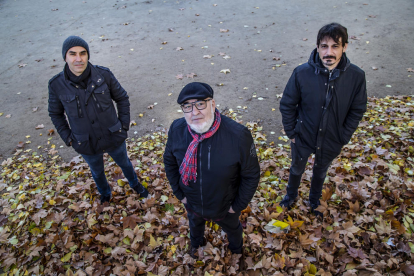 La banda lleidatana Arlo, amb l’irlandès establert a Lleida Brian Caffrey (esquerra), i el trio Lozano y los Frentes Abiertos (dreta).