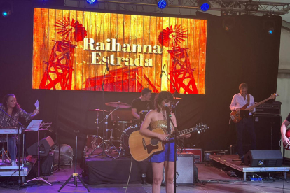 La cantante californiana Raihanna Estrada dio el primer concierto del festival.