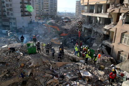 Los equipos de rescate retiran los escombros de un edificio derribado por los sismos en Turquía.