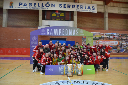 Les jugadores de les dos seleccions catalanes van posar amb els trofeus de campiones.