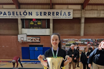 Les jugadores de les dos seleccions catalanes van posar amb els trofeus de campiones.