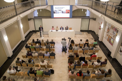 Polítics, premsa i representants del món cultural de Lleida, ahir a la regidoria de Cultura.