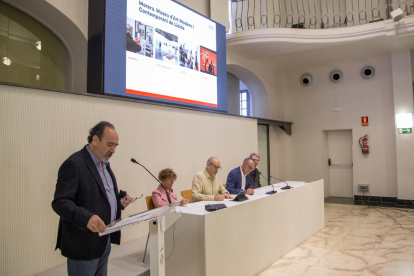 Políticos, prensa y representantes del mundo cultural de Lleida, ayer en la concejalía de Cultura.