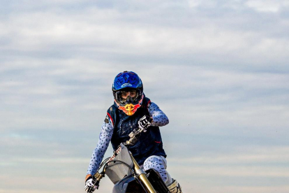 Àlex practica estos días motocross para no perder la forma.