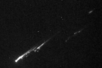 Imatge presa des de l'Observatori de Sierra Nevada, entre les 0:30 i les 0:32 hores, sobre la reentrada en l'atmosfera de part d'un coet xinès CZ-2F que va deixar ahir a la nit una filera de boles de foc creuant lentament el cel nocturn que va poder ser observada per nombroses persones al sud de la península Ibèrica, sobretot a Andalusia, i el nord de l'Àfrica