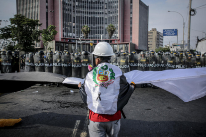 Manifestantes se enfrentan a miembros de la Policía en Lima.