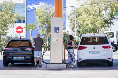 Llenar el depósito del coche, cada semana resulta más caro.