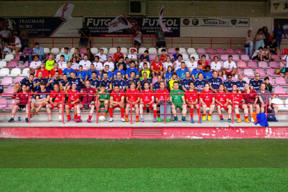 Els quatre equips participants en la Primera Copa Atlètic Lleida Genuine van posar junts a les grades del Ramon Farrús