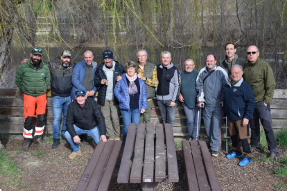 Miembros del Club de Caça i Pesca del Alt Urgell, ayer en la primera jornada de pesca de baja montaña.