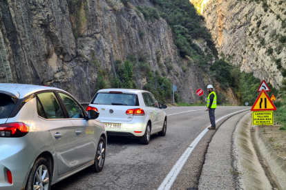 Cotxes aturats a la C-13 per obres de sanejament del talús, a pocs metres de la font de les Bagasses.