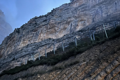 Instal·len malles antiallaus a l'accés al Pallars Jussà