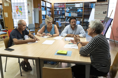 La reunión entre representes de la FAV y Junts se produjo en el centro cívico de Balàfia.