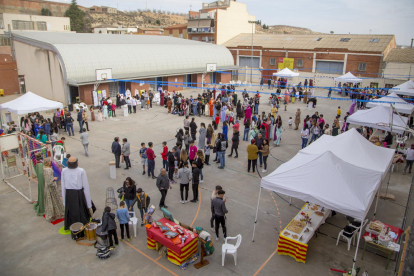 Decenas de personas participaron ayer en el “Forum de les cultures” en el INS de Seròs. 