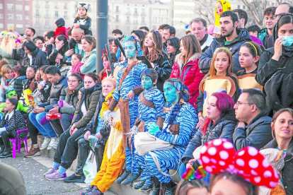 Los disfraces cinematográficos, como este de Avatar, abundaron en la rúa de Carnaval.