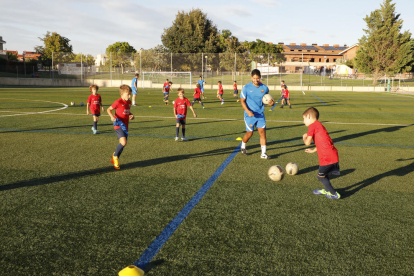 Un grup de nens entrenant-se ahir en la primera sessió del Barça Academy a Torrefarrera.