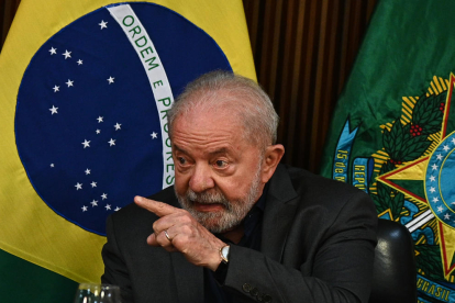 Lula comença a netejar de militars el Govern en un clima de desconfiança