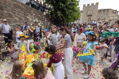 Los niños y niñas de Guissona lanzaron al aire pétalos de flores y papeles de colores durante la fiesta.