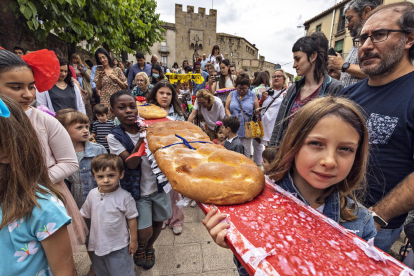 La canalla de Guissona va llançar a l’aire pètals de flors i papers de colors durant la festa.