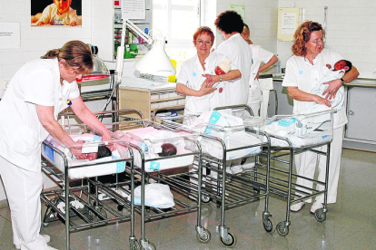 Personal de enfermería atiende a recién nacidos en el hospital Arnau de Vilanova de Lleida en una imagen de archivo.