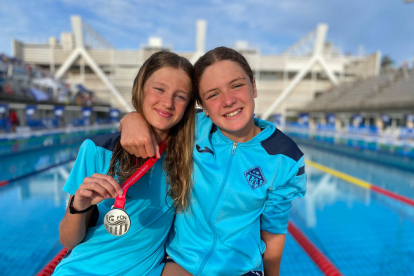 Alba Martínez, amb les medalles, i Naomí Ospina, del CN Tàrrega.